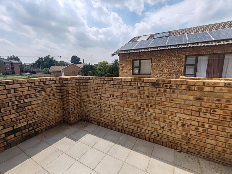 Modern Upbeat Townhouse - Photo 9