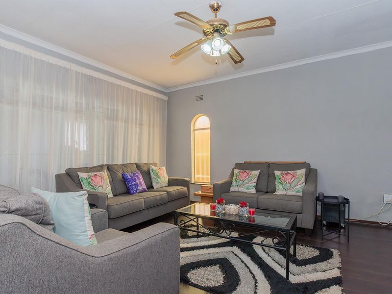 Lovely 3-Bedroom Family Home with Pool in Van Riebeeck Park - Photo 4