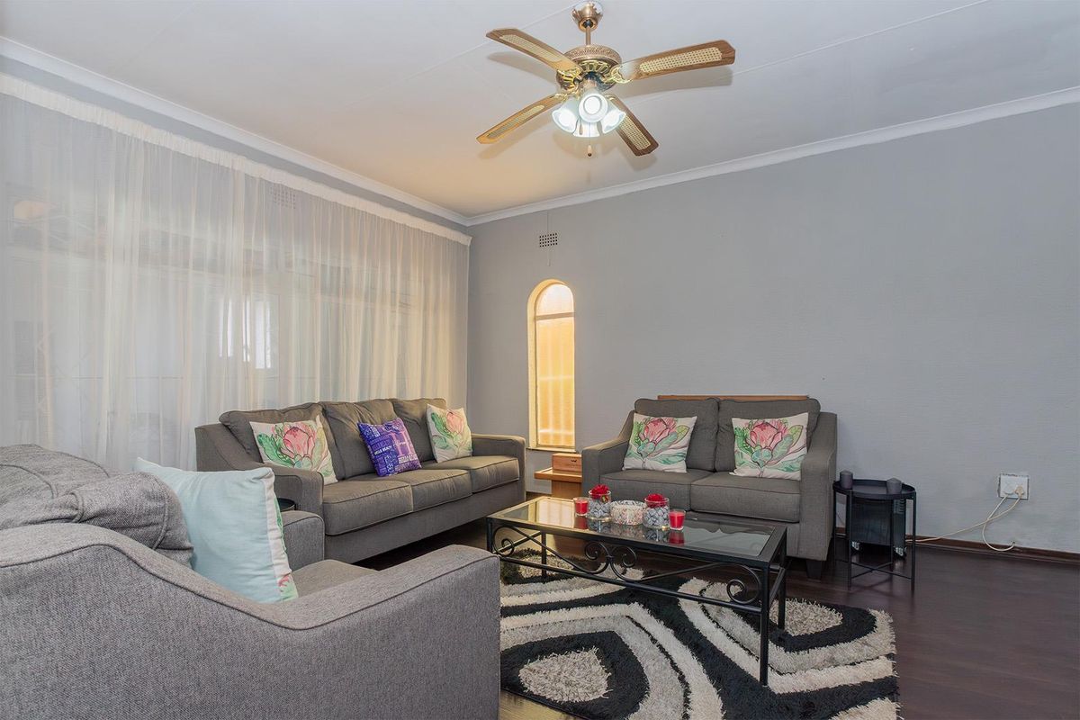 Lovely 3-Bedroom Family Home with Pool in Van Riebeeck Park - Photo 4