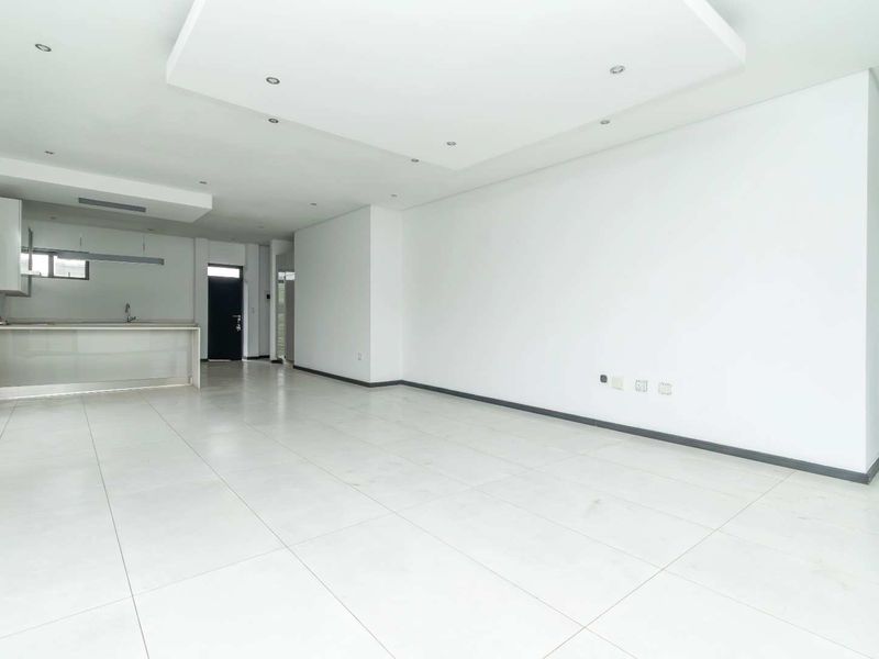 Luxurious Penthouse with Stunning Views and Modern Amenities - Photo 8