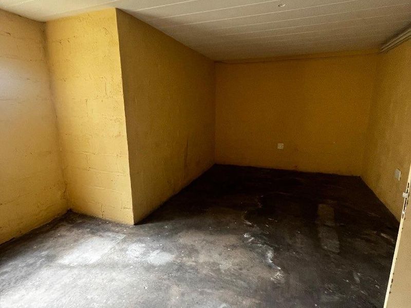 To let warehouse- southern industrial area - Photo 3