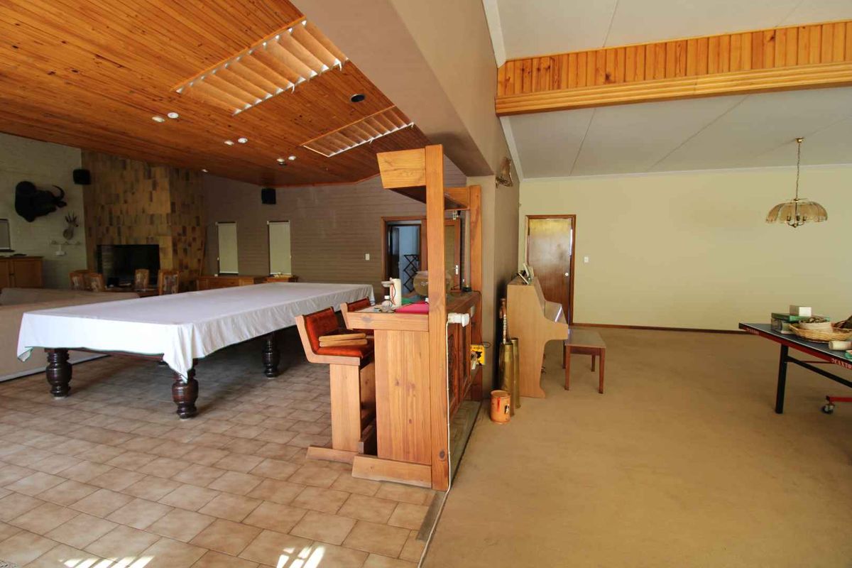 Huge Family House - Photo 3