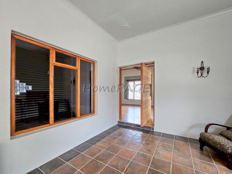 Okahandja:  Very neat 4 Bedr home in BEAUTIFUL STREET - Photo 5