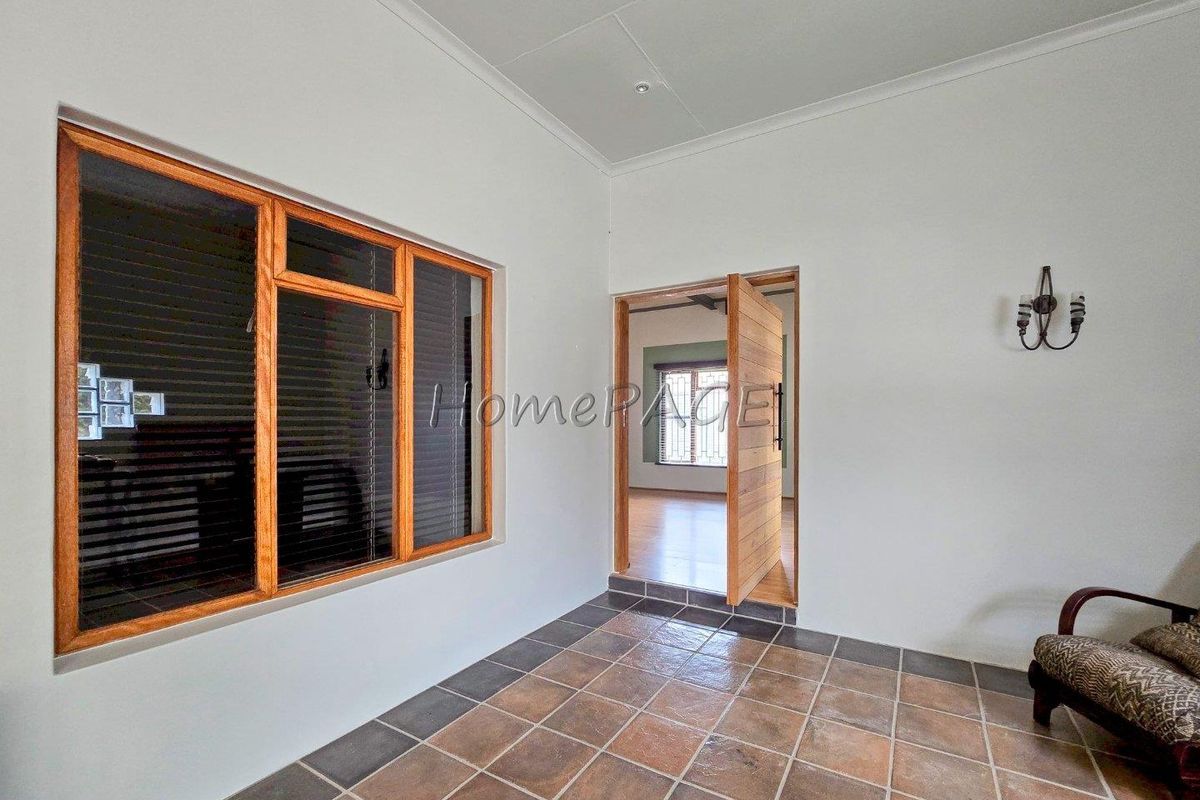 Okahandja:  Very neat 4 Bedr home in BEAUTIFUL STREET - Photo 5