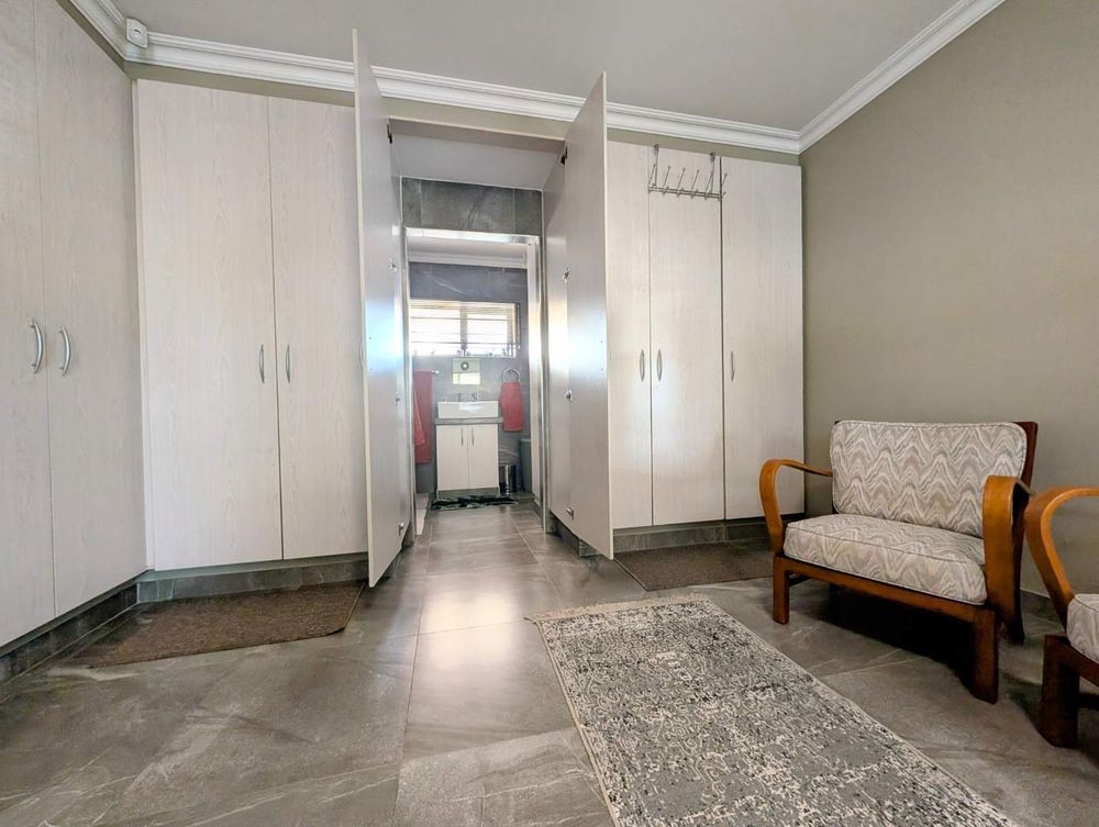 Walk-in en-suite for main bedroom 
