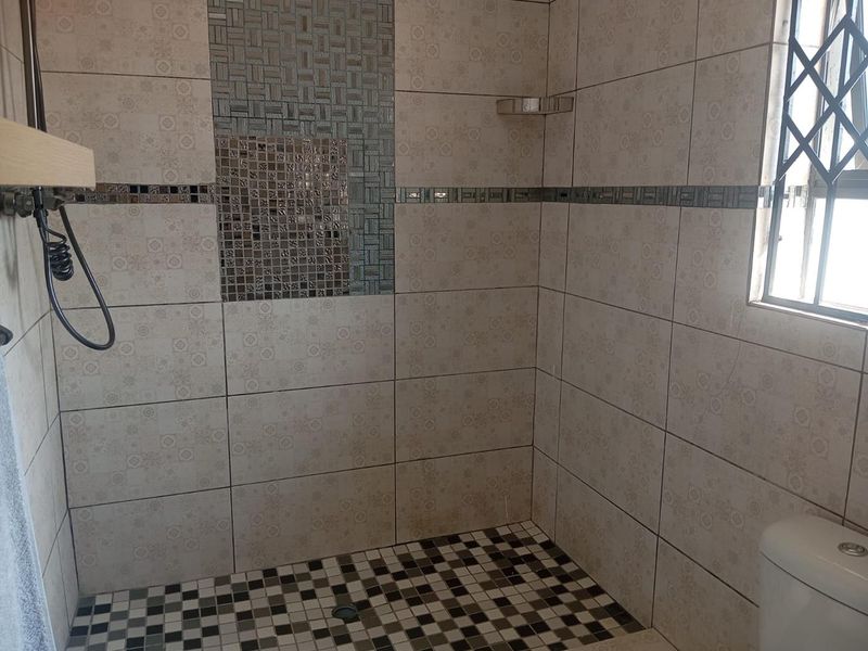 One bedroom Cottage in Kensington - Photo 10