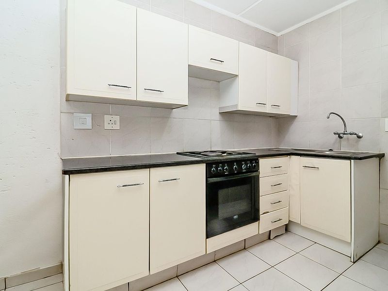 Ideal First Time Buy - Secure Lock-Up and Go Garden Unit. - Photo 4