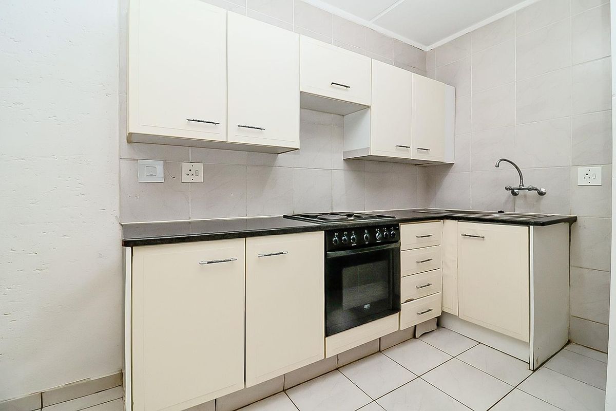 Ideal First Time Buy - Secure Lock-Up and Go Garden Unit. - Photo 4