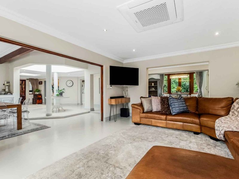 STUNNING, STYLISH, SUN-DRENCHED FAMILY HOME - TOO GOOD TO IGNORE - Photo 2