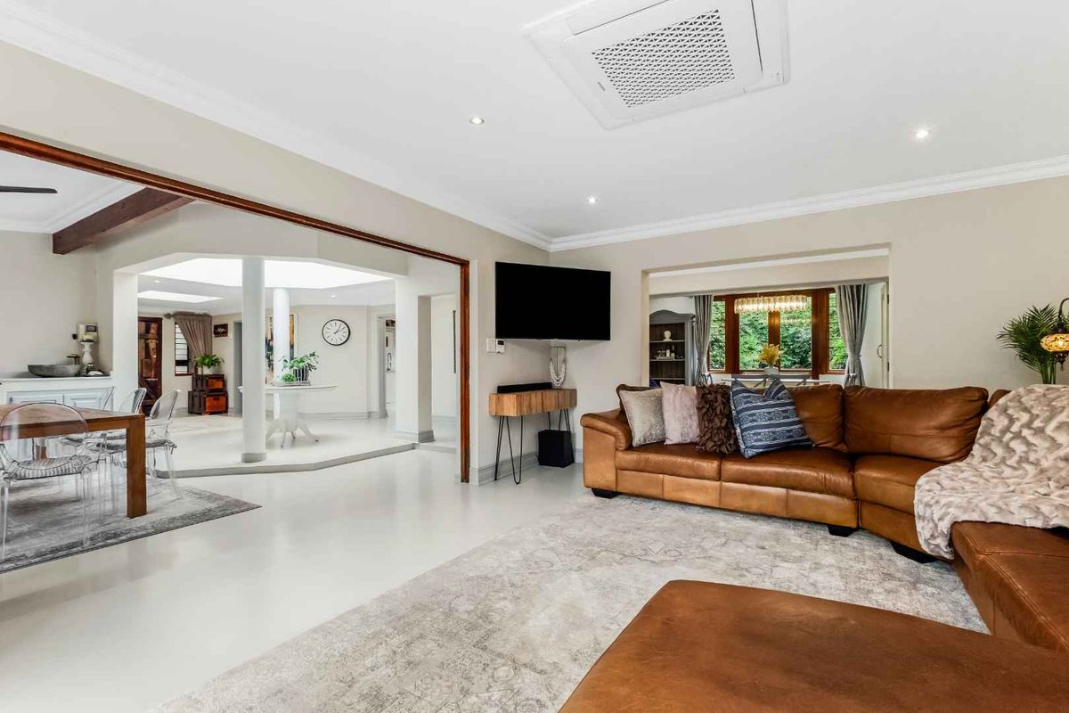 STUNNING, STYLISH, SUN-DRENCHED FAMILY HOME - TOO GOOD TO IGNORE - Photo 2