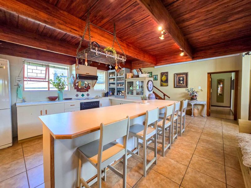 Family living with breathtaking river views. - Photo 8