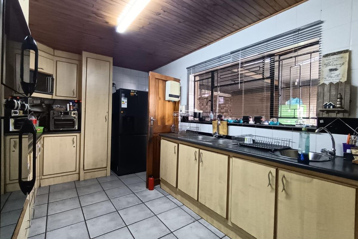 Stunning 3-Bedroom Home with Private Jacuzzi in Fauna - Photo 2