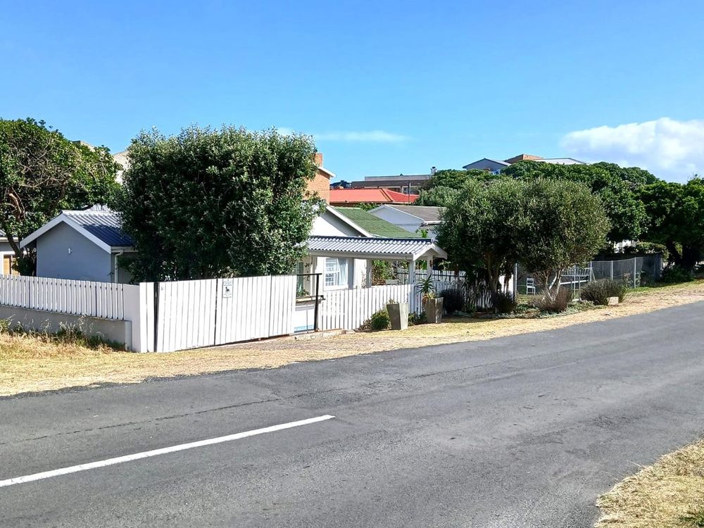 House directly next o us - on the side of Hermanus.