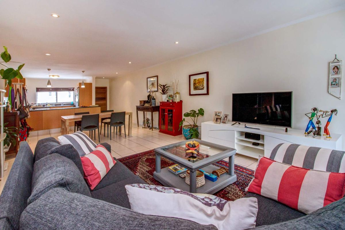 SPACIOUS 2 BED PLUS A TV ROOM/STUDY 165 SQM IN BRYANSTON FOR SALE - Photo 4