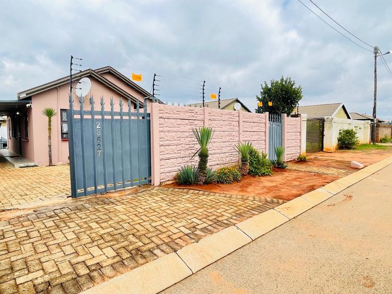 Imagine Coming Home To This Gorgeous 3 Bedroom Home in Protea Glen EXT 34!! - Photo 2