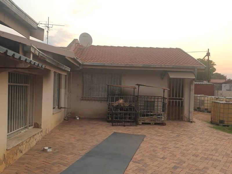 Opportunity Awaits: Spacious 3-Bedroom Home with Private 1-Bedroom Flatlet in Secure Dewald Hattingh Park, Benoni - Photo 2