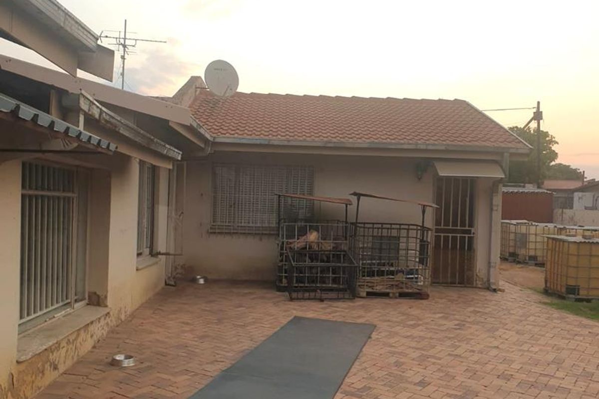 Opportunity Awaits: Spacious 3-Bedroom Home with Private 1-Bedroom Flatlet in Secure Dewald Hattingh Park, Benoni - Photo 2