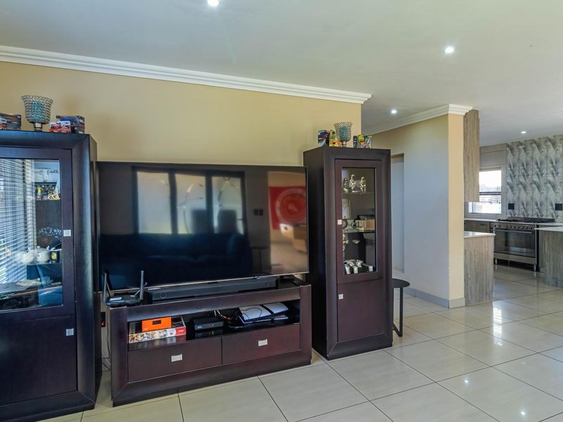 Spacious Family Home with Exceptional Entertainment Areas in Meyersdal - Photo 9