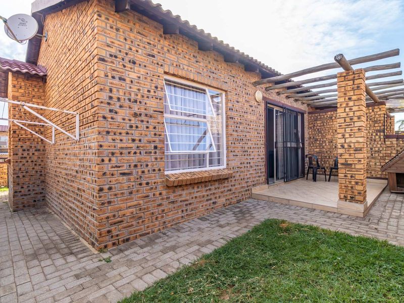 Modern 2-Bed Townhouse with Patio & Garden - Photo 2