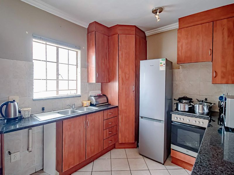 Spacious 3 Bedroom Home in a Secure, Well-Maintained Complex - Photo 4