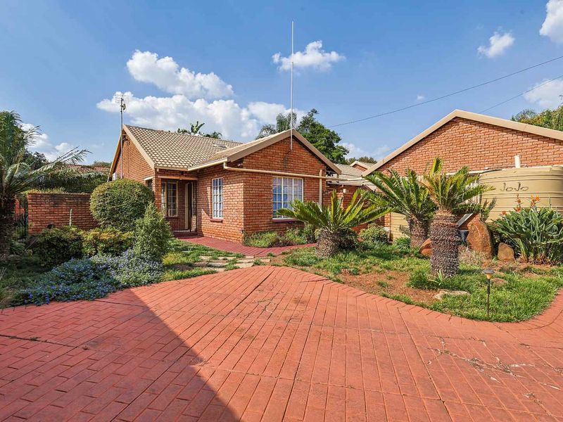 Secure, Off-Grid 4-Bedroom Home – A Rare Find in Faerie Glen - Photo 2