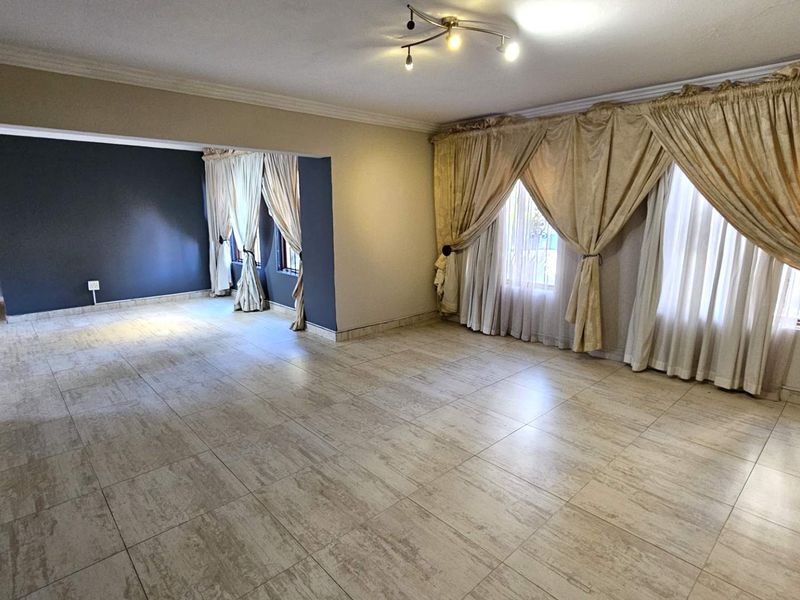 4 Bedroom Family Home With Pool In Melodie Hartbeespoort - Photo 3