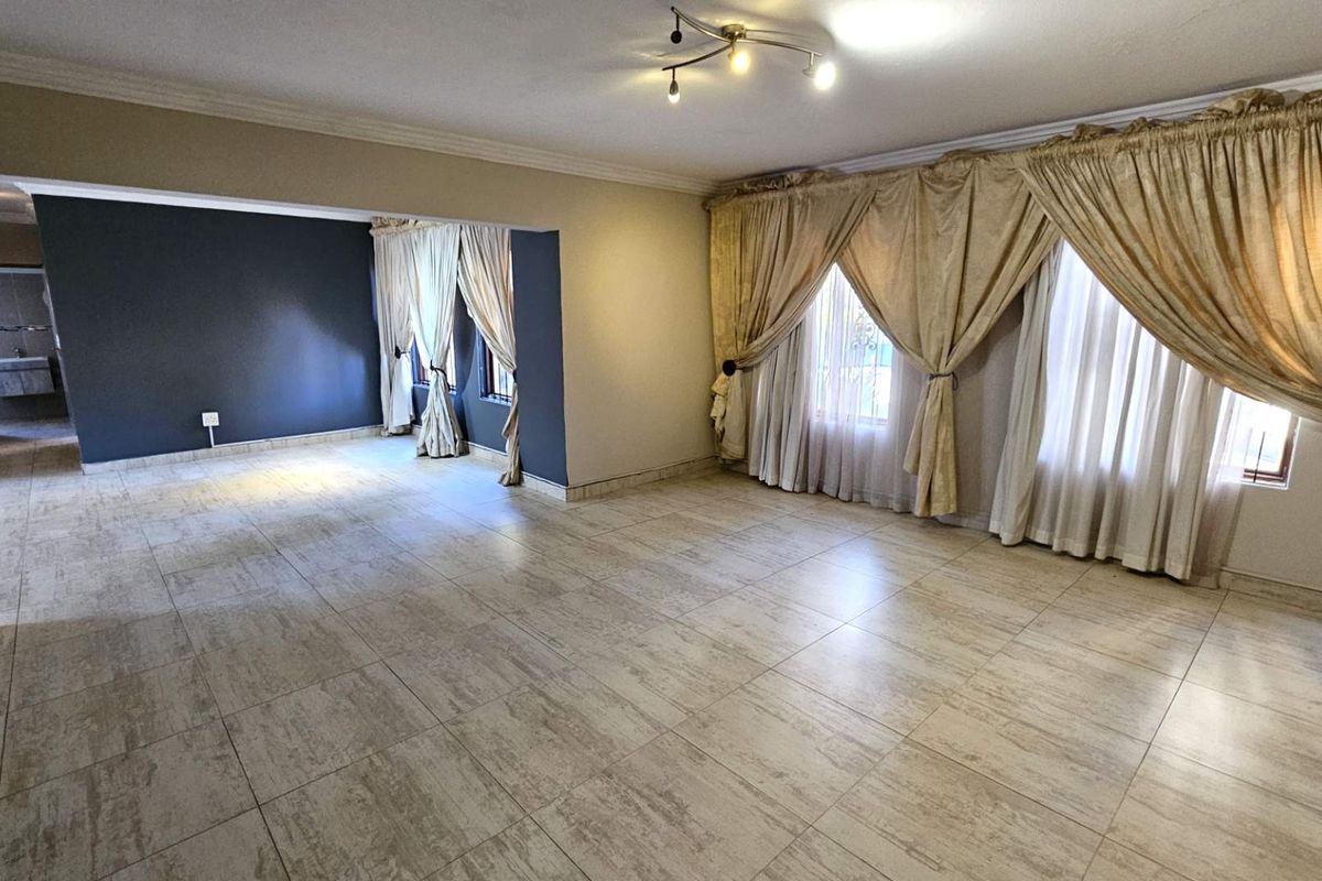 4 Bedroom Family Home With Pool In Melodie Hartbeespoort - Photo 3