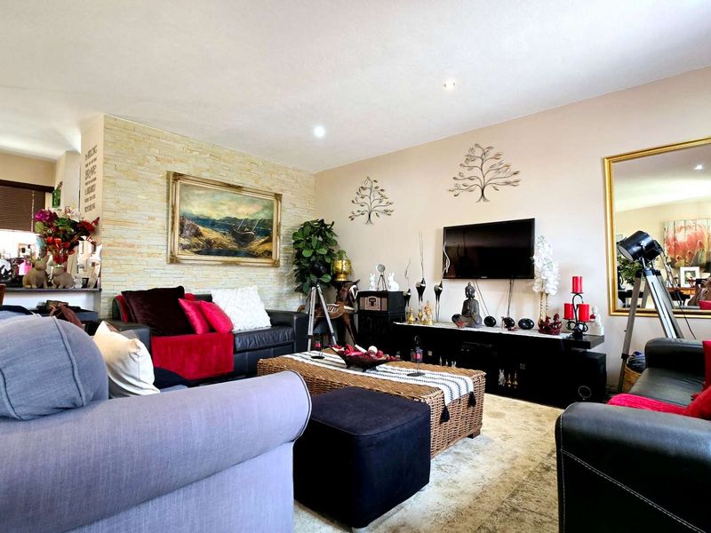 MODERN 4 BEDROOM TOWNHOUSE IN MOOIKLOOF RIDGE - Photo 2