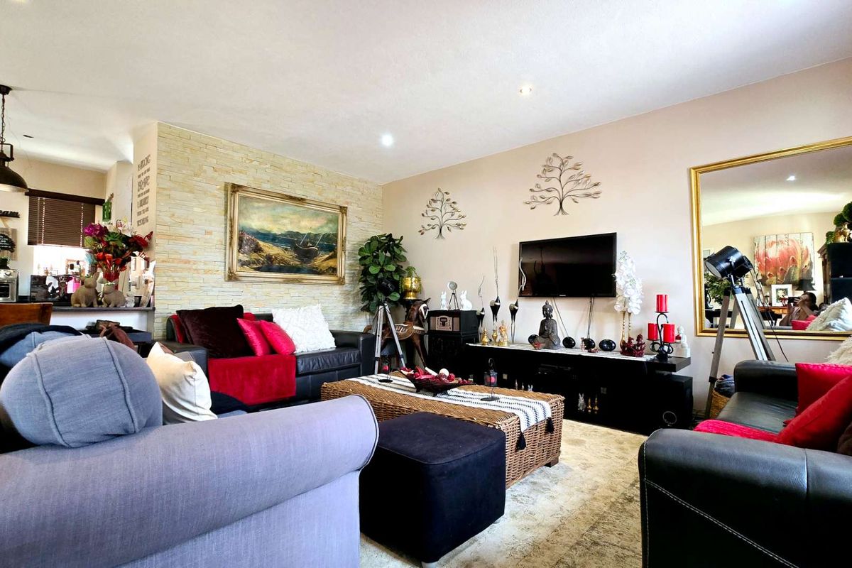 MODERN 4 BEDROOM TOWNHOUSE IN MOOIKLOOF RIDGE - Photo 2