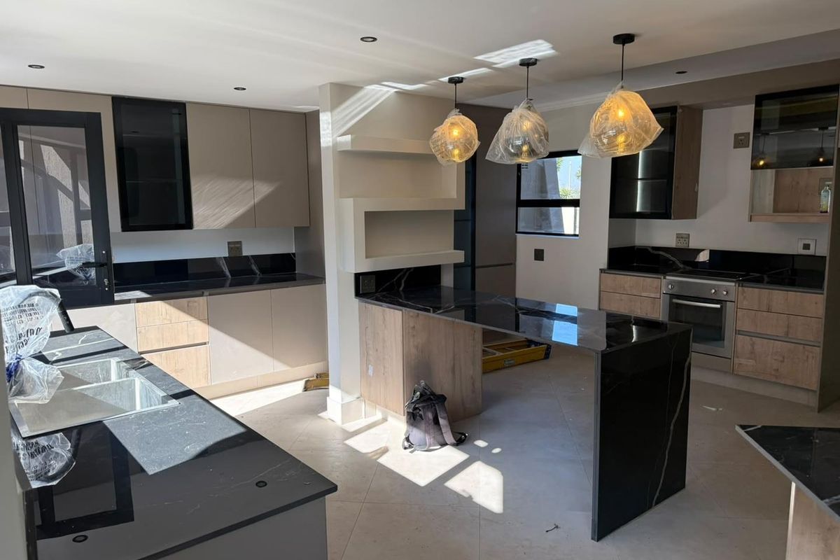 Newly Renovated 5-Bedroom Family Home with Swimming Pool - Photo 2