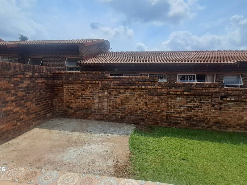 3 Bedroom Simplex in a pet friendly complex - Photo 4