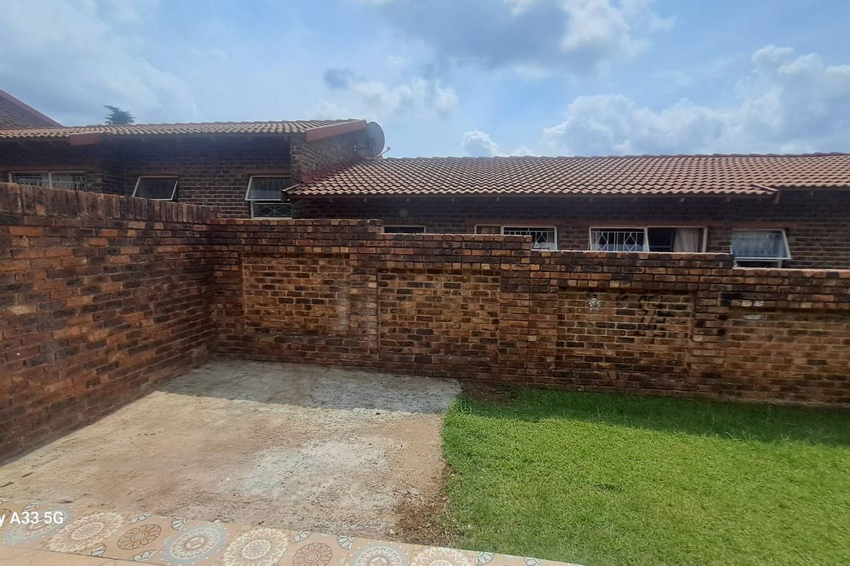 3 Bedroom Simplex in a pet friendly complex - Photo 4