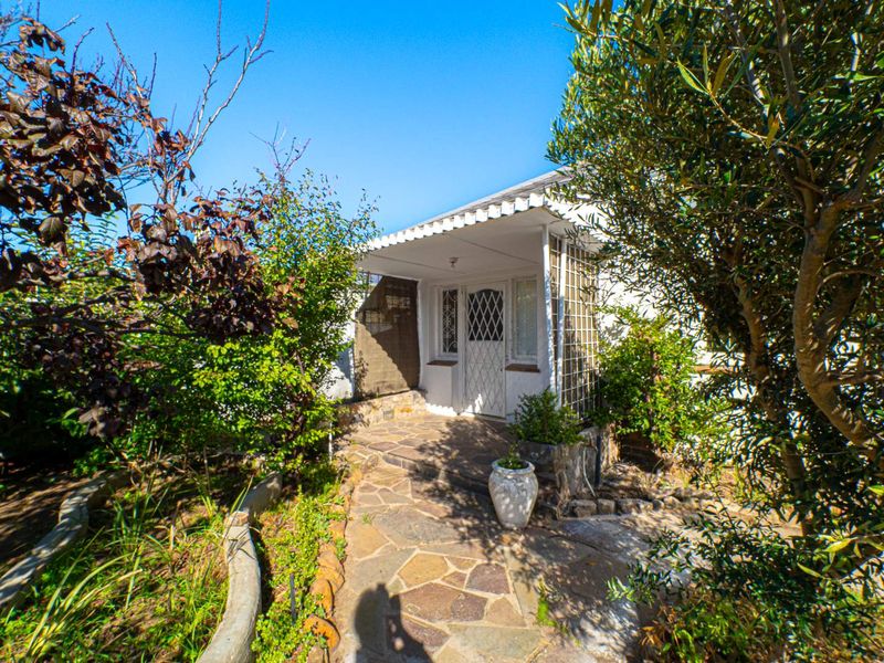 An outstanding family home waiting to be re-invigorated - Photo 4