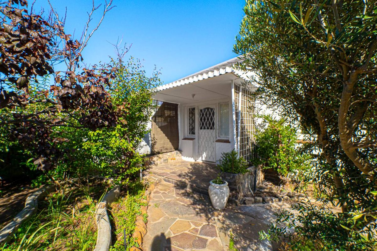 An outstanding family home waiting to be re-invigorated - Photo 4