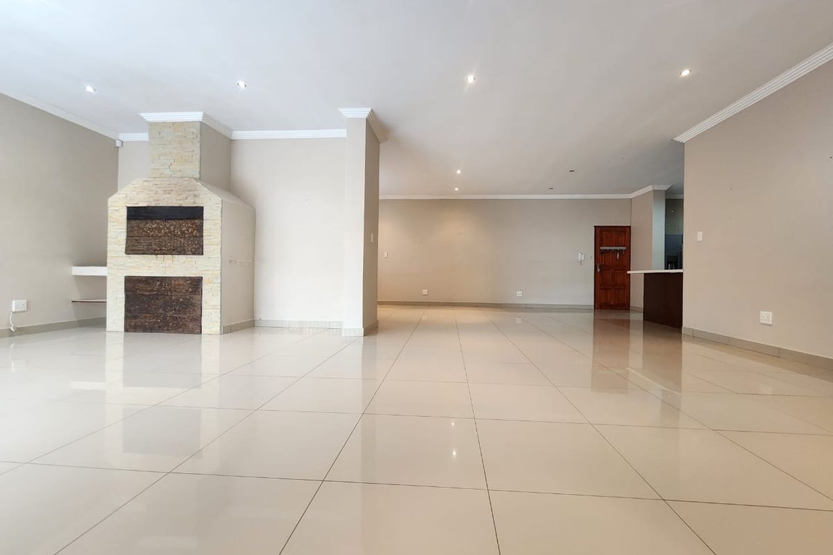 Exclusive Living in New Redruth: Impeccable Full-Title 4 Bedroom Cluster in a Prestigious 4-Unit Complex - Photo 4