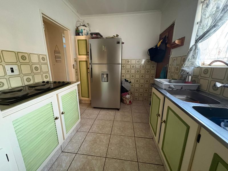 4 Bedroom Family Home with Large Flatlet in Secure Enclosed Area - Photo 10