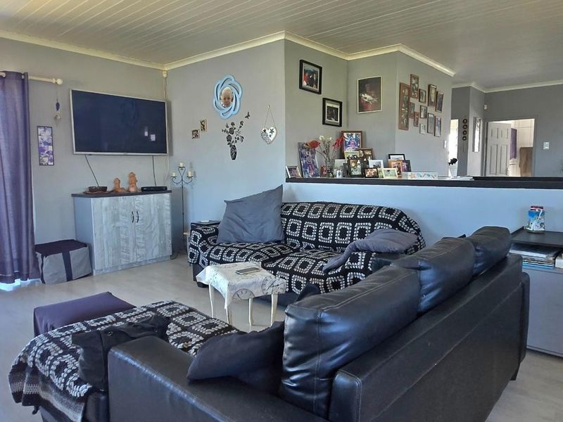 Spacious 5-Bedroom Family Home with Dual Living Options and Breath-taking Views – Klipfontein Estate, Kleinbaai - Photo 10