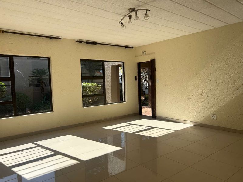 Perfectly located ground floor unit. - Photo 7