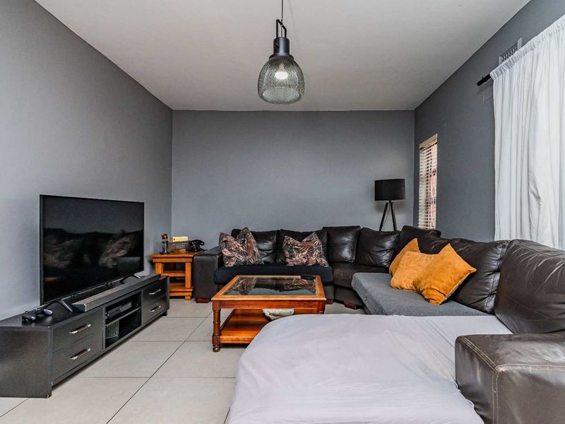 HENDRA - DELIGHTFUL PET FRIENDLY DUPLEX WITH ITS OWN POOL - Photo 4