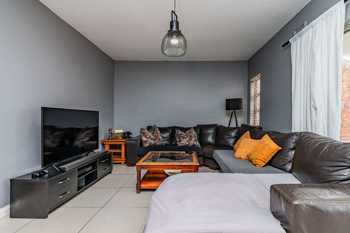 HENDRA - DELIGHTFUL PET FRIENDLY DUPLEX WITH ITS OWN POOL - Photo 4