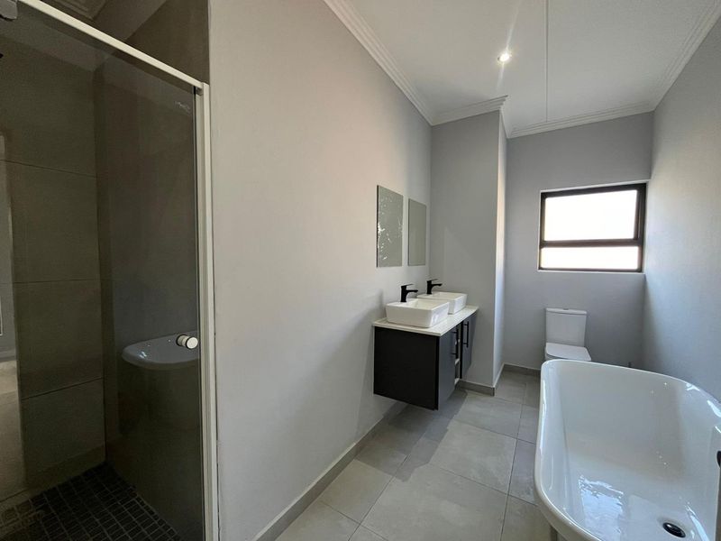 A MODERN APARTMENT IN BRYANSTON AWAITS YOU. - Photo 7