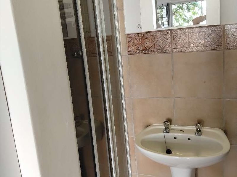 Bachelor flat - Photo 3