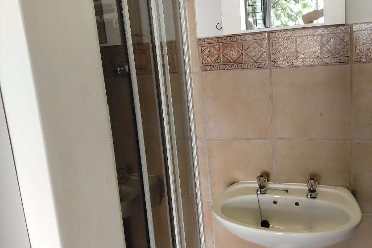 Bachelor flat - Photo 3