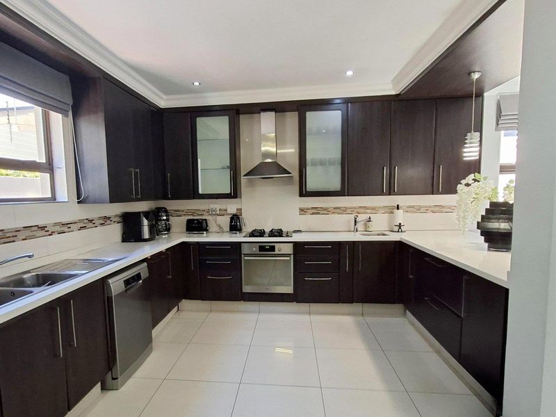 Gorgeous 4 bedroom, 3.5 bathroom Cluster available in Edenburg, Sandton - Photo 2