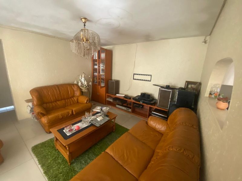 House In Katlehong Not To Be Missed - Photo 2