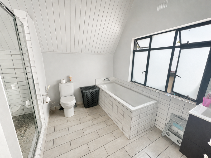 Family home for rent in Anton Lubowski Street - Photo 10