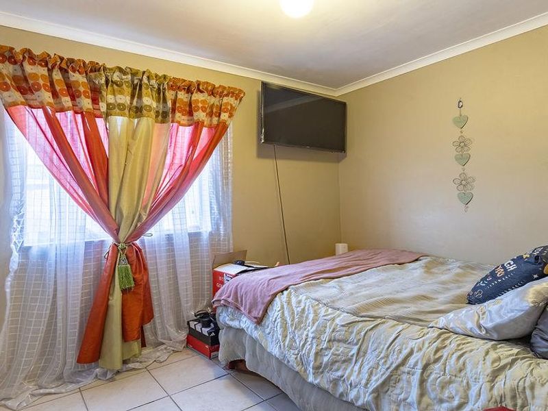 Neat 1 Bedroom Apartment For Sale In Bothasig - Photo 7