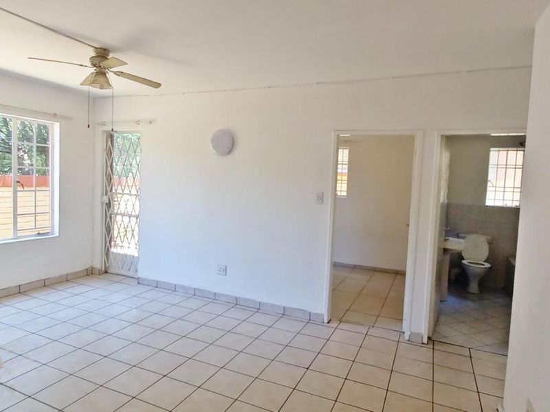 Charming Ground Floor Pet-Friendly Unit in Secure Complex - Photo 4