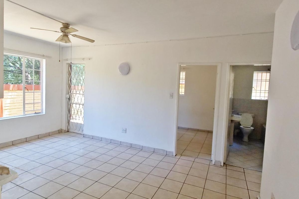 Charming Ground Floor Pet-Friendly Unit in Secure Complex - Photo 4