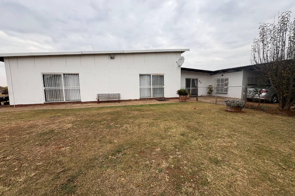 Prime 4.5-Hectare Property Featuring Main House, Cottage & Development Potential - Photo 3